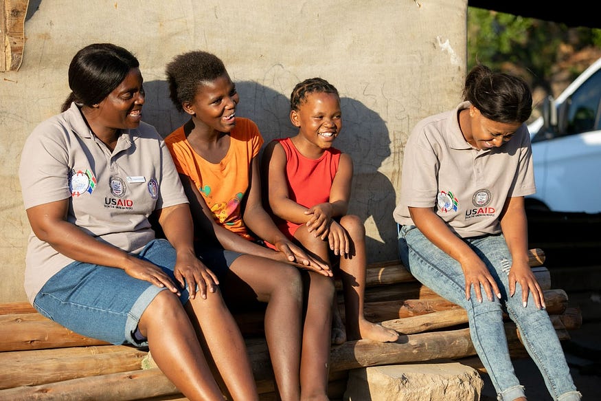 Mentor mother Lindiwe Shongwe with adolescent client Lerato (middle left), and her caregivers’ daughter Sandisiwe (middle right) and mothers2mothers Case Co-ordinator Esther Mtsweni at Lerato’s home in Ehlanzeni, Mbombela, South Africa. mothers2mothers (m2m) South Africa