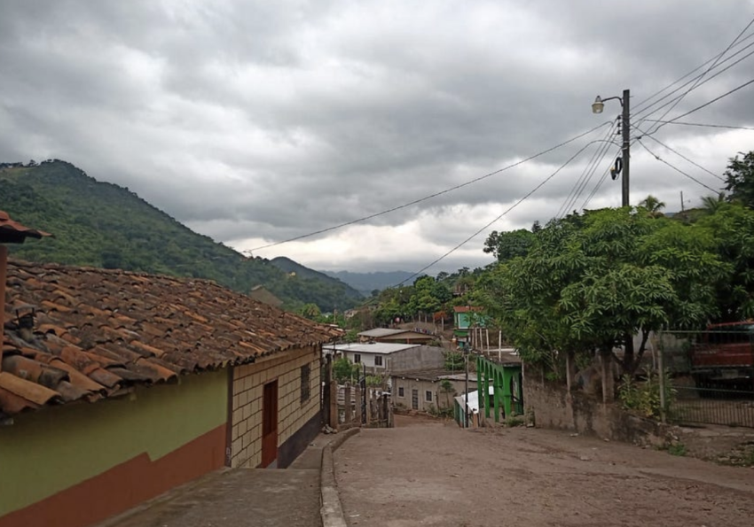 Mountainside community of El Níspero