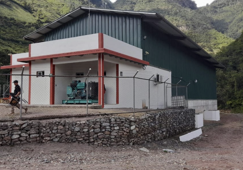 Worker in front of El Níspero II.