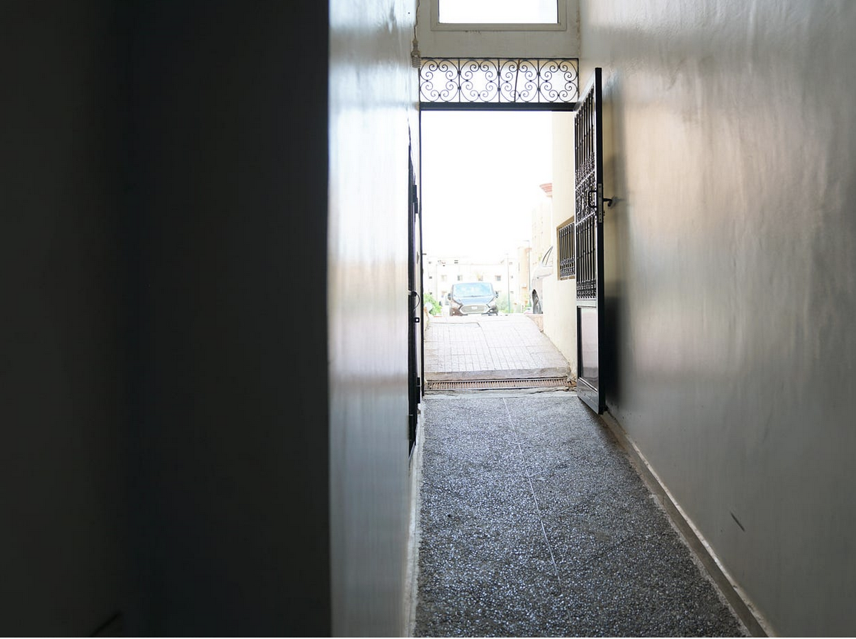 This discreet door leads to the entrance of the listening center of the Ennakhil Association, where thousands of women experiencing gender-based violence have sought advice and assistance. Local authorities and taxi drivers are knowledgeable about the location in order to direct women to the right place. / Maggie Sullivan, USAID